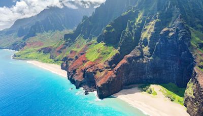 Helicopter with 3 people on board crashes off Kauai's Na Pali Coast; Emergency crews responding