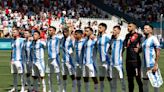 ¿Espíritu olímpico? Franceses pasan la cuenta y pifian el himno de Argentina en el inicio del fútbol - La Tercera