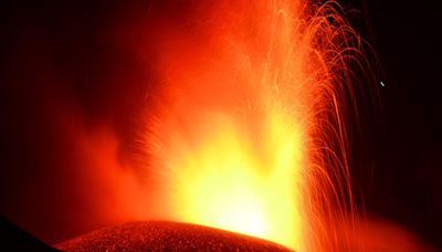 La erupción del Etna se intensifica con la emisión de lava y una gran columna de cenizas