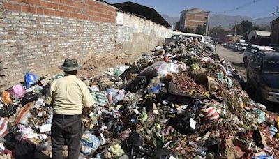 Aumentan los promontorios de basura en Quillacollo por un bloqueo en Cotapachi