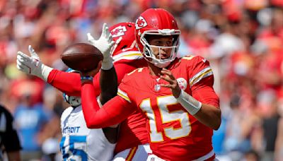 Patrick Mahomes' latest trick with the Chiefs? A behind-the-back pass to Travis Kelce