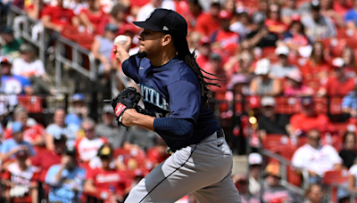 Mariners' Luis Castillo leaves game with hamstring strain as Seattle's playoff hopes continue to fade