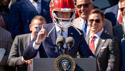 Besuch des Super-Bowl-Champions: Biden trägt Chiefs-Helm