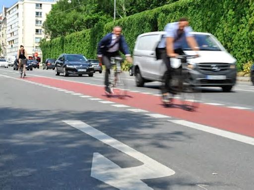 Münchner Stadtrat: Radwege zwischen Autospuren auf dem Prüfstand