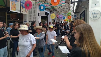 Las imágenes del gran desfile inclusivo de "Capells" en Els Magazinos de Dénia