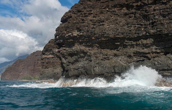 Helicopter Crashes Off Hawaii Coast, Leaving 1 Dead and 2 Missing