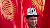 Kirguistán despoja a la bandera nacional de su parecido con el "voluble" girasol