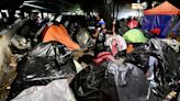 Desalojan a migrantes que se encontraban instalados en casas de campaña en la plaza Giordano Bruno de la colonia Juárez