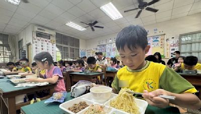 台南小吃化身營養午餐 永康國小學童嗨吃擔仔麵、虱目魚湯 - 生活