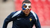 Mbappé se entrenó con una máscara protectora en Francia