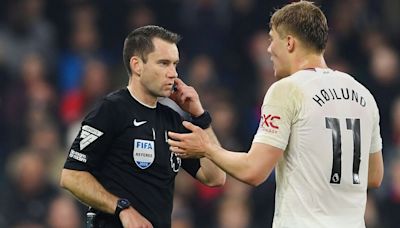 Prem referees risk rule going extinct and Man Utd are unfortunate victims