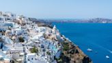 "C'est la folie": l'île de Santorin, en Grèce, victime du surtourisme