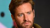 Armie Hammer revela que él también fue víctima de abuso y consideró quitarse la vida