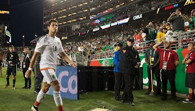 “¡Vergonzoso!”: prensa mexicana reacciona ante el pedido de Chicharito a Claudio Bravo en la Copa América de 2016 - La Tercera