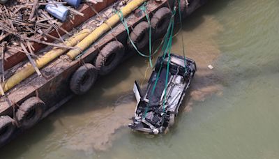 海關高級關員駕車深圳灣大橋墮海不治 車輛由躉船吊起(更新)