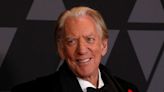 Muere Donald Sutherland, actor recordado por su roles como Presidente Snow y Sr. Bennet - La Tercera