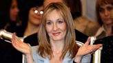 JK Rowling es criticada por llamar ‘hombre’ a la primera entrenadora de futbol trans del mundo