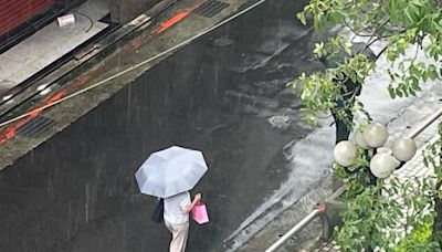 熱帶低壓逼近台灣！停班停課機率0 周一全台變天「開始下雨」