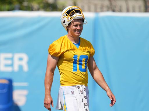 Justin Herbert Heavily Praises Chargers QB Coach For Helping QB Room Keep Continuity