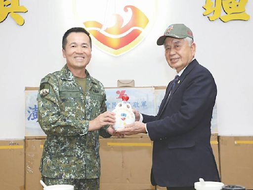 國策顧問秦嘉鴻 組團敬軍送暖