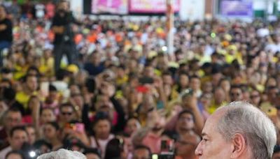 Com sinais de resfriado, Lula aparece de máscara em convenção de Fortaleza