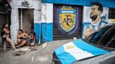 Calles pintadas de celeste y blanco, murales de Messi y Maradona: la favela de Río de Janeiro que hincha por la selección argentina