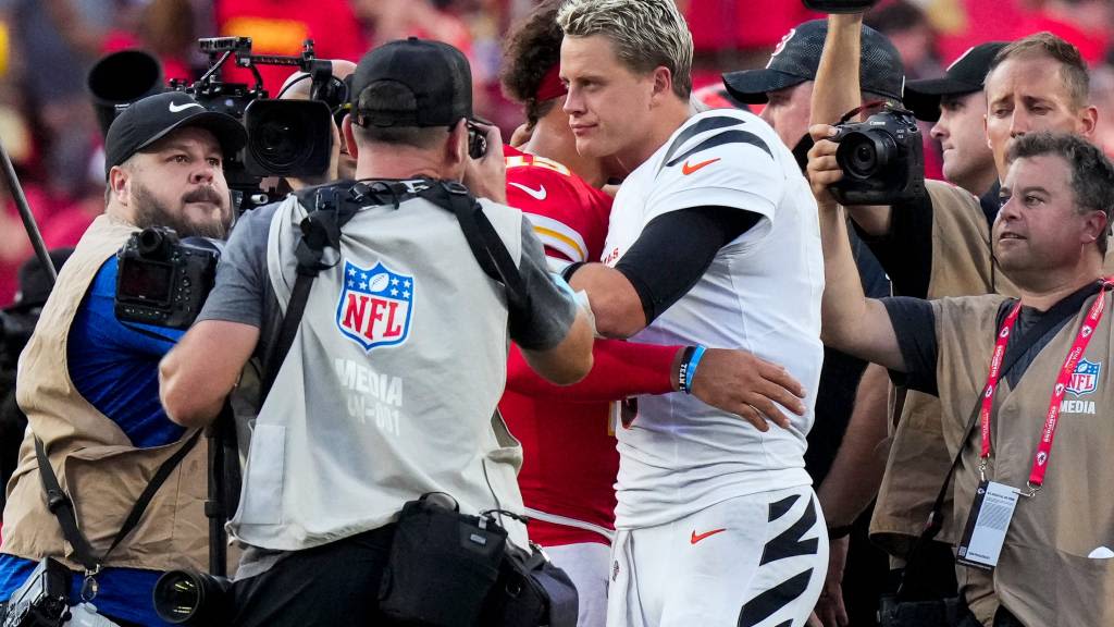 Joe Burrow clears the air on short midfield exchange with Patrick Mahomes