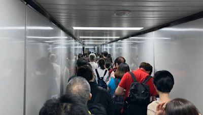 獨家／控飛機延誤又想拚宵禁前起飛 害百名乘客卡空橋