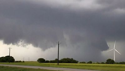 Tornado causes extensive damage to Oklahoma town and 1 death as powerful storms hit central US