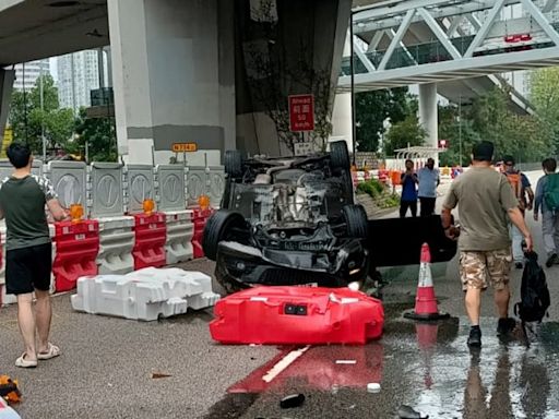 葵涌私家車撞水馬四輪朝天 司機受傷送院