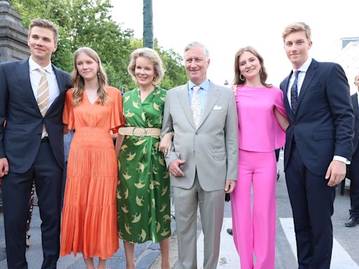 Las mejores imágenes de la Familia real belga en su Día Nacional: baño de masas, desfile militar y fuegos artificiales