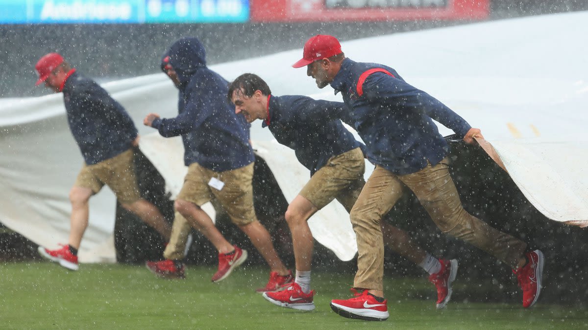 White Sox game in rain delay at extremely inconvenient time