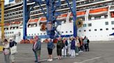 Gijón "atrae" a los pasajeros del "Arcadia", el primer crucero que hizo escala en El Musel en 1999