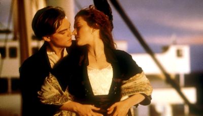 Kate Winslet pas emballée par ses baisers avec Leonardo DiCaprio dans Titanic : "J'avais l'air d'avoir sucé une barre chocolatée"