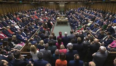 Cientos de Legisladores Británicos Prestan Juramento en el Parlamento