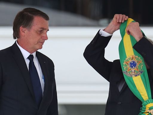 Aliados de Jair Bolsonaro apresentam projeto de lei para aumentar de 8 para até 18 os assessores pagos pela União a ex-presidentes