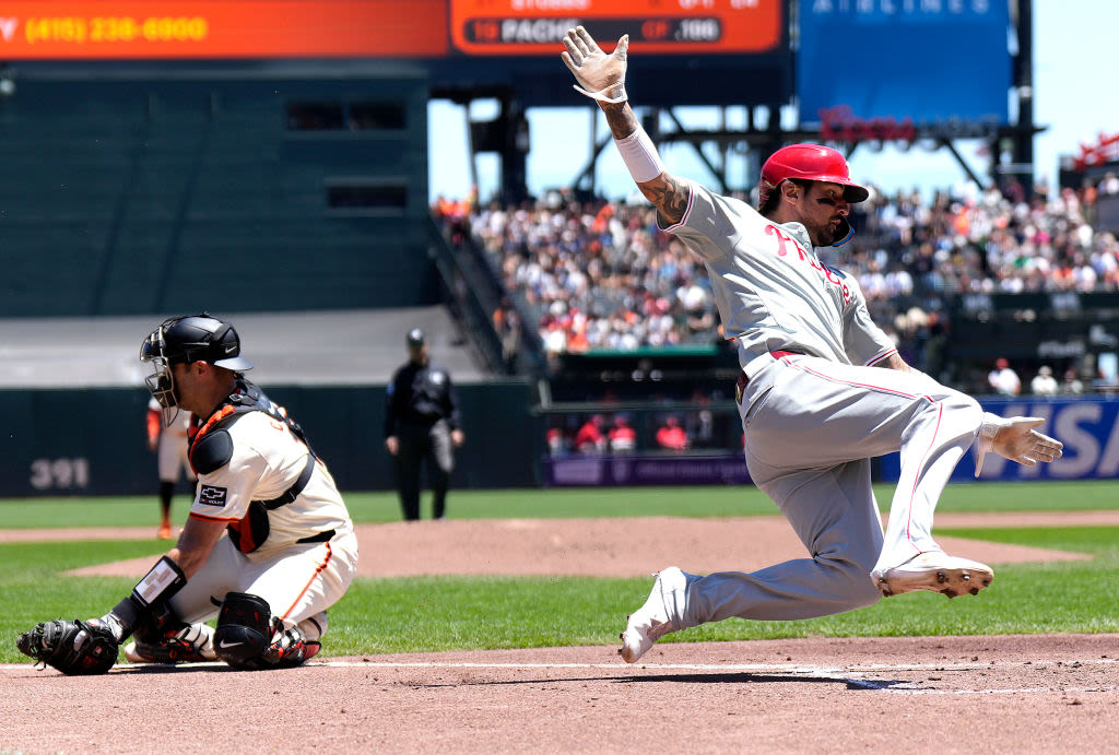 Sanchez dazzles, lineup awakens, tempers flare as Phillies win to end trip