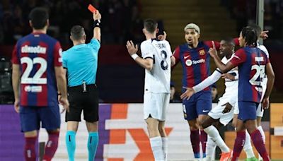 El uruguayo fue expulsado ante PSG y Barcelona quedó eliminado por un abultado marcador.