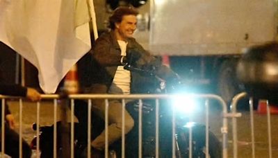 Mission: Impossible 8, Tom Cruise seda una rivolta a Londra e salta su una moto a Parigi, foto e video