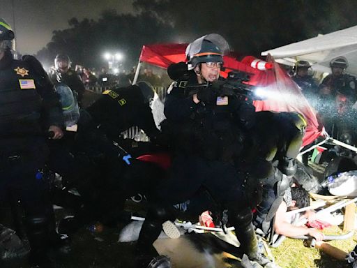 Desalojan campamento pro palestino en Universidad de California campus Santa Cruz y arrestan a manifestantes