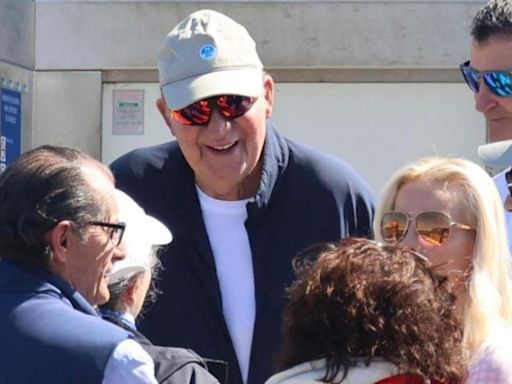 Juan Carlos I vuela a Zaragoza, donde estudia la princesa Leonor, al no poder navegar por un catarro