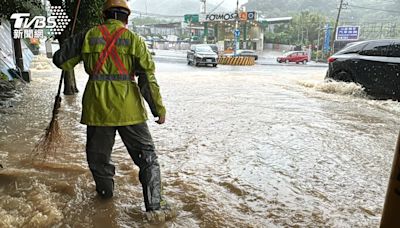 暴雨轟炸基隆！3小時雨量達101.5mm 馬路慘變「小黃河」│TVBS新聞網