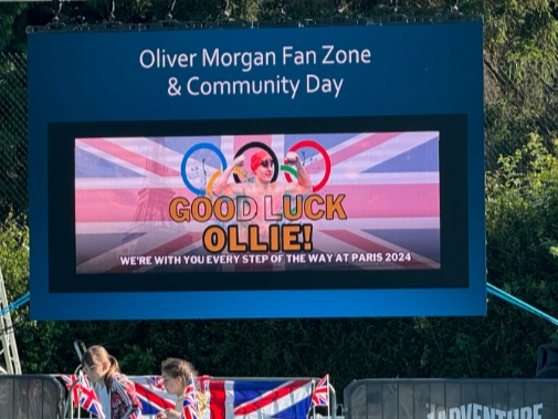 Crowds cheer swimmer Morgan as he reaches semi-final