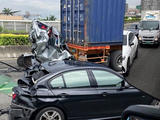 快訊／國一北上嚴重車禍回堵3公里！轎車慘遭大車撞爛…畫面超駭人