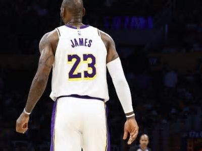 El agente de LeBron James no lo ve retirándose todavía: "Tal vez le quedan dos o tres años"