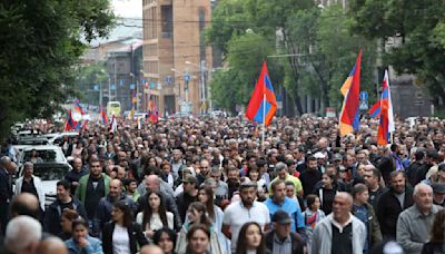 Armenians throng center of the capital to demand the prime minister's resignation