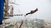 Cómo es el salto en el bungee más alto del mundo