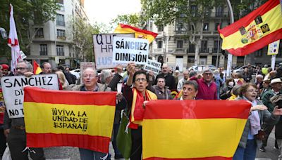 Concentraciones en apoyo y en contra de Sánchez frente a sede partido socialista en Madrid