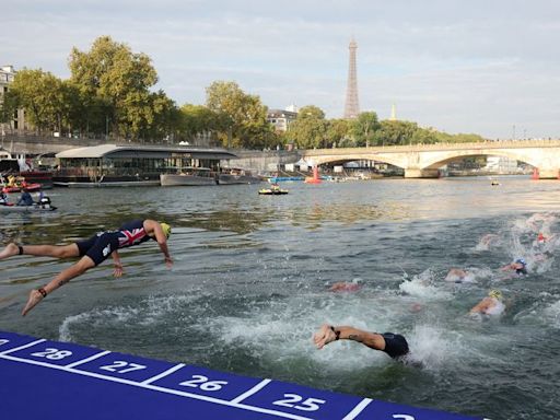 Organizadores de los Juegos confían en que el triatlón siga adelante pese al impacto de la lluvia en el Sena