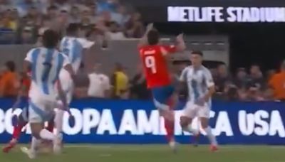 La polémica jugada que indigna a todo Chile en Copa América